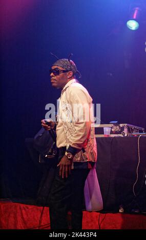 Il rapper Coolio, vincitore del Grammy Award, si esibisce lunedì 5 ottobre 2009 presso il club 527 Main di Murfreesboro, Rutherford County, Tennessee, USA. Nato Artis Leon Ivey Jr., Coolio è forse meglio conosciuto per i suoi successi di metà 1990s 'Gangstaa's Paradise' e 'Fantastic Voyage', vincendo il Grammy 1996 per il miglior Rap solo Performance e il MTV Video Music Award 1996 per 'Gangstaa's Paradise' e incoronato artista preferito Rap/Hip-Hop ai 1996 American Music Awards. (Apex MediaWire Foto di Billy Suratt) Foto Stock