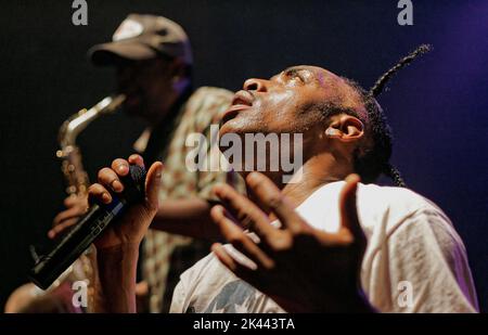 Il rapper Coolio, vincitore del Grammy Award (a destra), esegue il suo famoso successo "Gangstaa's Paradise" insieme al sassofonista Jarel 'Jarez' Posey lunedì 5 ottobre 2009 al club 527 Main di Murfreesboro, Rutherford County, TN, USA. Nato Artis Leon Ivey Jr., Coolio è forse meglio conosciuto per i suoi successi di metà 1990s 'Gangstaa's Paradise' e 'Fantastic Voyage', vincendo il Grammy 1996 per il miglior Rap solo Performance e il MTV Video Music Award 1996 per 'Gangstaa's Paradise' e incoronato artista preferito Rap/Hip-Hop ai 1996 American Music Awards. (Apex MediaWire Foto di Billy Suratt) Foto Stock