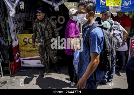 San Salvador, El Salvador. 04th Set, 2022. Un soldato pattuglia il centro di San Salvador. El Salvador vive sotto uno Stato di emergenza permanente messo dal Congresso Salvadoran per combattere le bande dal marzo che ha lasciato più di 53 mila presunti membri di bande in carcere. Credit: SOPA Images Limited/Alamy Live News Foto Stock