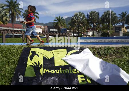 San Salvador, El Salvador. 22nd ago, 2022. Un bambino gioca in giro durante una dimostrazione per le vittime dello Stato di emergenza a San Salvador. El Salvador vive sotto uno Stato di emergenza permanente messo dal Congresso Salvadoran per combattere le bande dal marzo che ha lasciato più di 53 mila presunti membri di bande in carcere. Credit: SOPA Images Limited/Alamy Live News Foto Stock