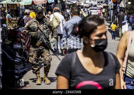 San Salvador, El Salvador. 04th Set, 2022. Un soldato pattuglia il centro di San Salvador. El Salvador vive sotto uno Stato di emergenza permanente messo dal Congresso Salvadoran per combattere le bande dal marzo che ha lasciato più di 53 mila presunti membri di bande in carcere. Credit: SOPA Images Limited/Alamy Live News Foto Stock