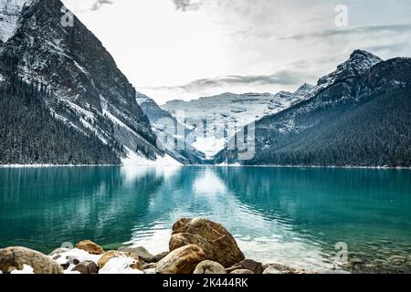 Il lago Louise in inverno, il Parco Nazionale di Banff, Alberta, Canada Foto Stock