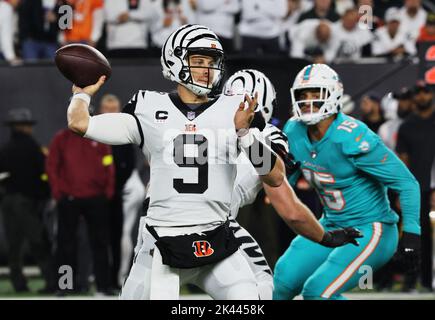 Cincinnati, Stati Uniti. 29th Set, 2022. Joe Burrow (9), il quartback di Cincinnati Bengals, tira sotto pressione dalla difesa dei Miami Dolphins al Paycor Stadium, giovedì 29 settembre 2022 a Cincinnati, Ohio. Foto di John Sommers II/UPI Credit: UPI/Alamy Live News Foto Stock