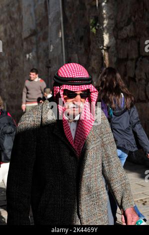 Il vivace mercato nel quartiere musulmano di Gerusalemme la città vecchia. Foto Stock