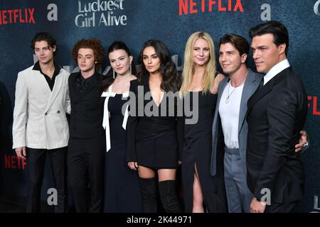 Carson MacCormac, Thomas Barbusca, Chiara Aurelia, Mila Kunis, Justine Lupe, Finn Wittrock con cast e troupe partecipa al programma 'Luckiest Girl Alive' di Netflix Foto Stock