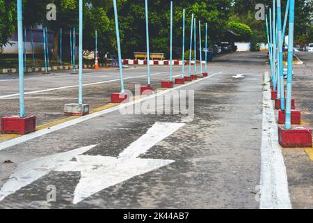 Test di guida e area di addestramento con test di simulazione per patente di guida. Scuola di guida pratica zona di traffico con pole segnaletica e coni arancioni e la strada Foto Stock