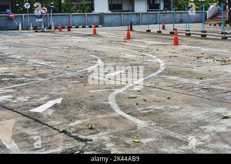 Test di guida e area di addestramento con test di simulazione per patente di guida. Scuola di guida pratica zona di traffico con pole segnaletica e coni arancioni e la strada Foto Stock
