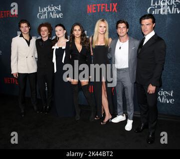 New York City, NY, 29 settembre 2022 Carson MacCormac, Thomas Barbusca, Chiara Aurelia, Mila Kunis, Justine Lupe, Alex Barone e Finn Wittrock partecipano alla prima di New York "Luckiest Girl Alive" di Netflix, tenutasi il 29 settembre 2022 a New York City, NY ©Steven Bergman/AFF-USA.COM Credit: AFF/Alamy Live News Foto Stock