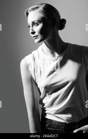 Bellezza in bianco e nero. Immagine in bianco e nero di una bella donna in posa casual. Foto Stock