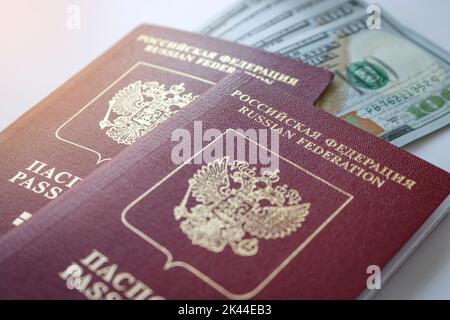 Due passaporti internazionali russi e una pila di dollari americani. Concetto di viaggio. Foto Stock