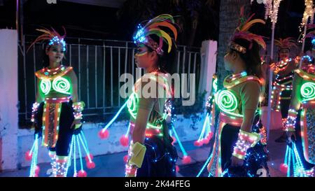 Let's Glow Together Night Parade evento sulla Beach Road a Pattaya Thailandia Foto Stock