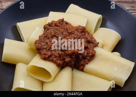 Pasta italiana Paccheri con ragù Chianina. Primo piano. Foto Stock