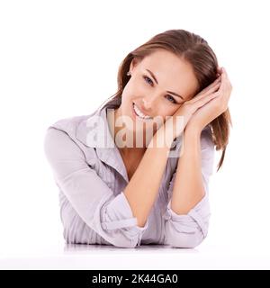 Bellissimo e rilassato. Donna vestita casualmente seduta e guardare rilassata - isolato su bianco. Foto Stock