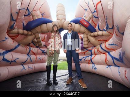 Cathy Brokenshire, patrono della Roy Castle Lung Foundation e vedova di James Brokenshire MP, scomparsi nell'ottobre 2021 dal cancro polmonare, E il dottor Chris George, medico dell'NHS, si trova all'interno di un grande polmone gonfiabile al St Thomas' Hospital nel centro di Londra, durante il lancio del Let's Talk Lung Cancer Roadshow, un tour nazionale della prima mostra polmonare a piedi al mondo, per contribuire ad aumentare la consapevolezza dei sintomi del cancro polmonare. Data immagine: Giovedì 29 settembre 2022. Foto Stock