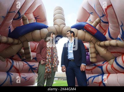 Cathy Brokenshire, patrono della Roy Castle Lung Foundation e vedova di James Brokenshire MP, scomparsi nell'ottobre 2021 dal cancro polmonare, E il dottor Chris George, medico dell'NHS, si trova all'interno di un grande polmone gonfiabile al St Thomas' Hospital nel centro di Londra, durante il lancio del Let's Talk Lung Cancer Roadshow, un tour nazionale della prima mostra polmonare a piedi al mondo, per contribuire ad aumentare la consapevolezza dei sintomi del cancro polmonare. Data immagine: Giovedì 29 settembre 2022. Foto Stock