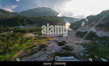 Veduta aerea del Cratere di Sikidang all'altopiano di Dieng, un Cratere di Vulcano attivo. Wonosobo, Indonesia, 30 settembre 2022 Foto Stock