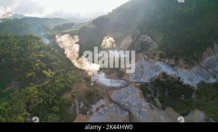 Veduta aerea del Cratere di Sikidang all'altopiano di Dieng, un Cratere di Vulcano attivo. Wonosobo, Indonesia, 30 settembre 2022 Foto Stock