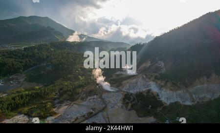 Veduta aerea del Cratere di Sikidang all'altopiano di Dieng, un Cratere di Vulcano attivo. Wonosobo, Indonesia, 30 settembre 2022 Foto Stock