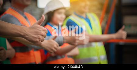 Lavoro di squadra ingegnere professionale logistica e trasporti attività di trasporto lavoro industriale di successo buon lavoro di servizio uomini sul lavoro Foto Stock