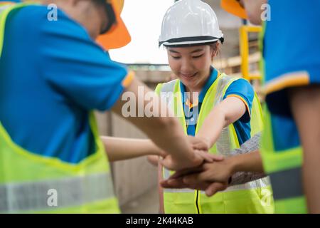 Lavoro di squadra ingegnere professionale logistica e trasporti attività di trasporto lavoro industriale di successo buon lavoro di servizio uomini sul lavoro Foto Stock