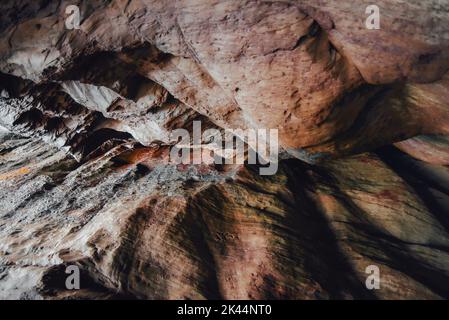 Ingresso sedimentario nella grotta, sfondo di colore astratto Foto Stock