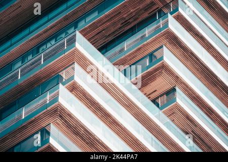 Rotterdam, Paesi Bassi - 8 maggio 2022: Nuovo edificio di appartamenti sul lungomare del fiume Mosa. Vista a basso angolo delle terrazze Foto Stock