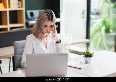 Asia sottolineata la donna d'affari è difficile, mal di testa dal lavoro insoddisfatto problema dipendente Foto Stock