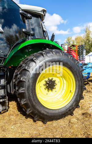 Samara, Russia - 24 settembre 2022: Ruota del nuovo trattore gommato per il settore delle piante gricole ULAN-RT 2204 Foto Stock