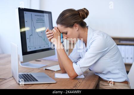 È il momento di fare una pausa. Una donna d'affari dall'aspetto stanco seduta alla sua scrivania. Foto Stock