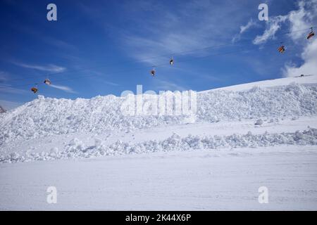 Piste da sci e seggiovie a Zugspitze, l'unica area sciistica del ghiacciaio in Germania. Foto Stock
