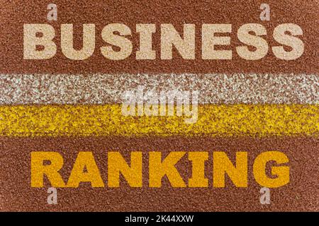 Concetto aziendale. Sul tapis roulant, le parole Business e Ranking sono separate da due linee. Foto Stock