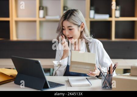 SME asian business donna controllo felice avvio piccolo imprenditore imprenditore ecommerce ordine marketing pacchetto Foto Stock