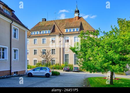 Beuron, Baden-Württemberg, Germania, Europa, agosto 27, 2021: Parcheggio veicoli di fronte a St. L'Arciabbazia di Martin del monastero benedettino di Beuron. Foto Stock