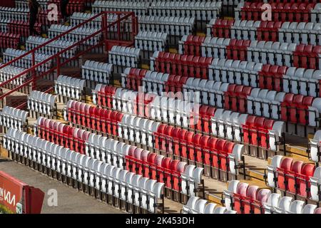 File di posti a sedere vuoti allo stadio di calcio Foto Stock