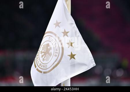 Calcio, Germania, uomini, Nations League, Red Bull Arena Leipzig; Germania vs Ungheria; Logo dell'associazione tedesca di calcio DFB sulla bandiera dell'angolo Foto Stock