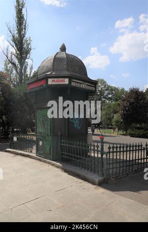 Chiosco storico all'ingresso del parco Cișmigiu a Bucarest, Romania, in una giornata di sole Foto Stock