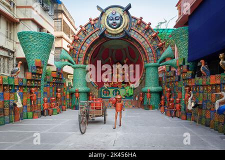 Foto del pandal Durga Puja decorato, Durga Puja è il più grande festival religioso dell'Induismo. Girato a luce colorata, a Kolkata, Bengala Occidentale, India ON Foto Stock