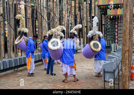 Dhakis stavano giocando a Dhak Dhol a Durga Puja. Gli uomini bengalesi si esibivano durante il festival Durga Puja, il più grande festival religioso dell'Induismo. Kolkata, Foto Stock