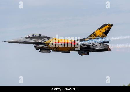 Componente aerea belga Generale Dynamics F-16AM Fighting Falcon jet fighter aereo in tigre NATO soddisfare speciale schema, volare a RIAT Airshow. Belgio Foto Stock