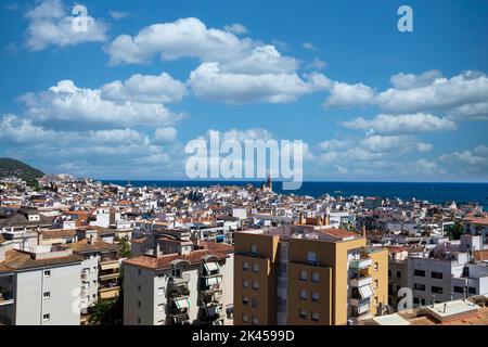 Paesaggio di Sitges , una destinazione turistica estiva in Spagna, durante una giornata estiva con cielo blu Foto Stock