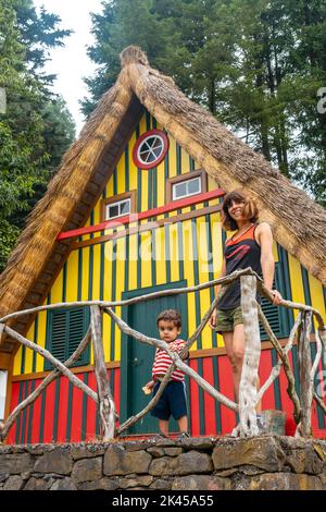 Foto verticale di una madre e di un figlio in una casa in stile Madeiran Santana a Caldeirao Verde, Santana Foto Stock