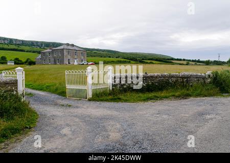 Glanquin Farmhouse, County Clare, utilizzato all'interno del programma televisivo 'Padre Ted' come casa parrocchiale di Craggy Island. Foto Stock