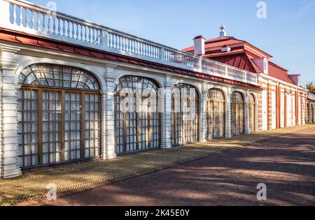 Peterhof, San Pietroburgo, Russia - 06 ottobre 2021: Palazzo Monplaisir nel Parco inferiore di Peterhof in autunno Foto Stock