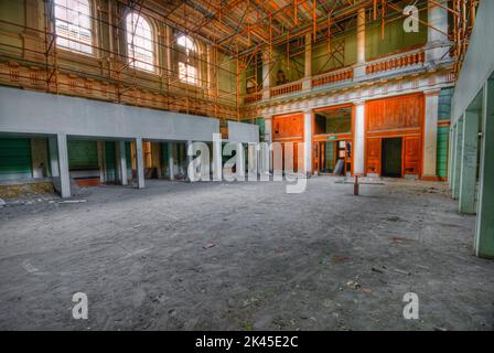 All'interno della sala principale del tribunale di Crumlin Road dopo che fu abbandonato per anni. L'edificio è stato acquistato per essere convertito in un hotel di lusso, ma si trova derelitto, e ha avuto un certo numero di attacchi arson da quando questa fotografia è stata scattata, Belfast, Irlanda del Nord, Regno Unito, Regno Unito Foto Stock