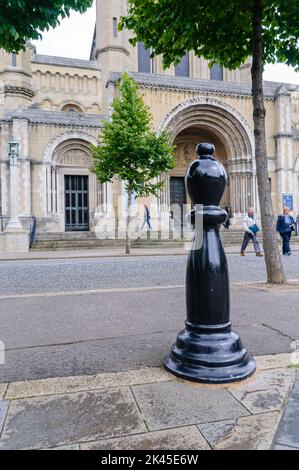 Bullard a forma di pedina di scacchi sul sentiero di Writers' Square, di fronte alla Cattedrale di Sant'Anna, Belfast, Irlanda del Nord, Regno Unito, Regno Unito Foto Stock