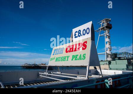 Il prezzo di Fish & Chips e piselli di funghi in un caffè sul lungomare di Brighton, Sussex, Inghilterra, Regno Unito Foto Stock