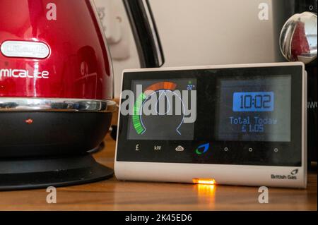 British gas Smart Meter che mostra la quantità di energia elettrica utilizzata durante l'ebollizione di un bollitore UK Foto Stock