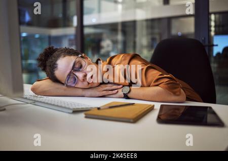 Stress, burnout e dormire donna d'affari in ufficio moderno, sul posto di lavoro di notte. Dipendente, lavoratore e persona nera stanchi, pigri e frustrati Foto Stock