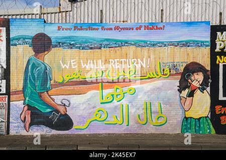 Murale repubblicano/nazionalista con le parole 'libera Palestina da 60 anni di Nakba. Ritorneremo' su Divis Street/Falls Road, Belfast, Irlanda del Nord. Foto Stock