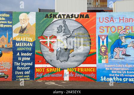 Murale repubblicano/nazionalista 'Askatasuna not Spain not France Self Determination for the Basque Country', Divis Street/Falls Road, Belfast, Irlanda del Nord. Foto Stock